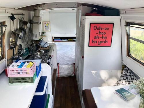 Tiny Canal Boat Sleeps 2 in Little Venice gîte à louer Royal Oak Underground Station