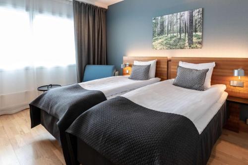2 twin beds, 1 sofa bed