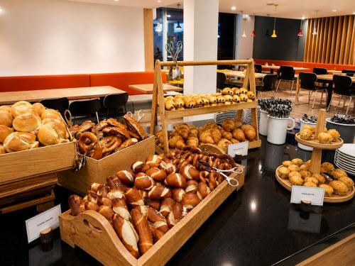 Comida y bebida, Holiday Inn Express Munich Airport Erding By IHG in Erding