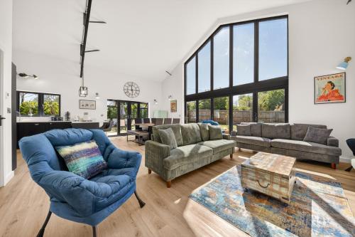 Istaba viesiem, Luxury Norfolk Barn for 12 with Hot Tub , Games Room & EV Car Port in Weston Longville