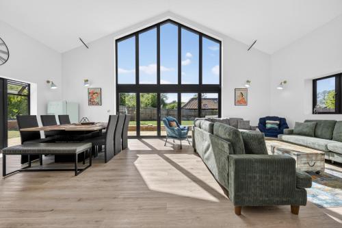 Luxury Norfolk Barn for 12 with Hot Tub , Games Room & EV Car Port in Weston Longville