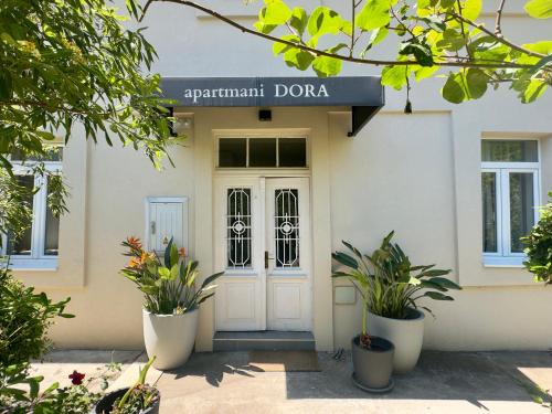 Apartment Dora 2, beach apartment in Tivat