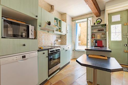 virtuve, La Maison Bleue dOupia - Avec grande terrasse in Oupia