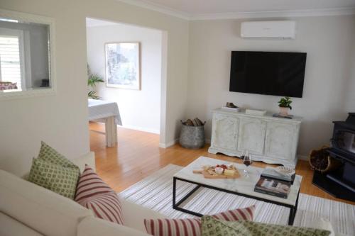 Mawson House Southern Highlands Views Calm Stylish in Moss Vale