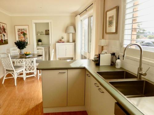 Mawson House Southern Highlands Views Calm Stylish in Moss Vale