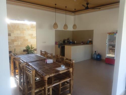 Kitchen, The Jungle Family homestay in Beru