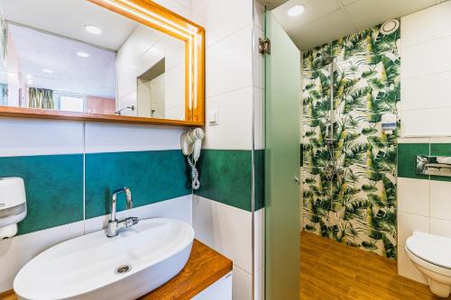 room detail thumbnail 2
