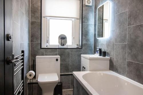 3 Bed Flat Kelpies and Falkirk Wheel with Parking in เอิร์ท