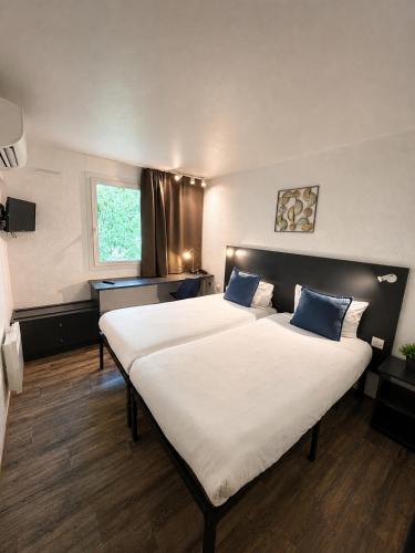 2 twin beds