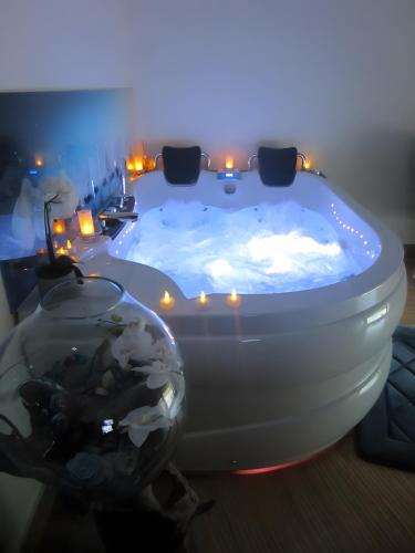 Balnéo Spa Cœur À Cœur Avec Piscine chambre d'hôte Bois de Valbonne