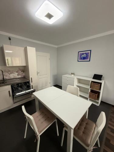 Modern, Fully Furnished 3-Room Apartment in 大蓋勞