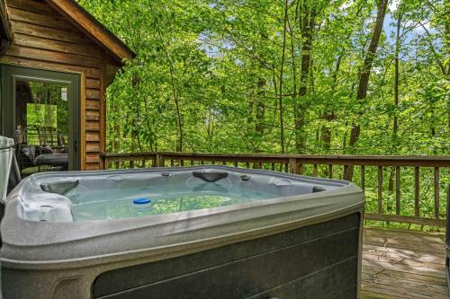 Huge Cabin w Hot Tub, Deck, Pool, Fire Pit, WiFi! in Berkeley Springs, USA