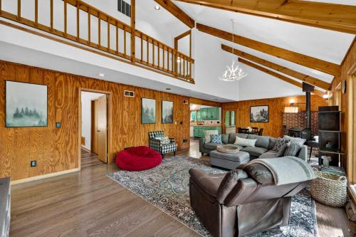 Huge Cabin w Hot Tub, Deck, Pool, Fire Pit, WiFi! in Berkeley Springs, USA