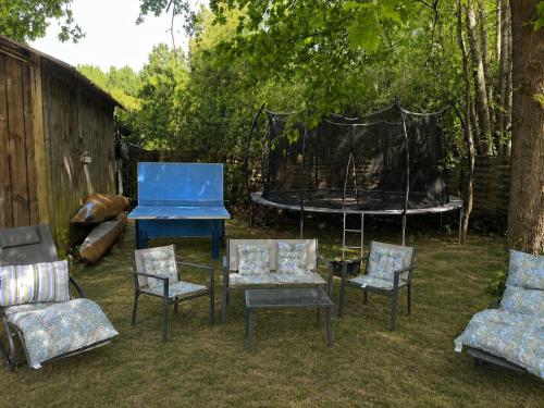 Chalet Standing de 55 m2 avec jardin clos, en bord de riviere, proche Disneyland, avec piscine et tr in Crecy-la-Chapelle