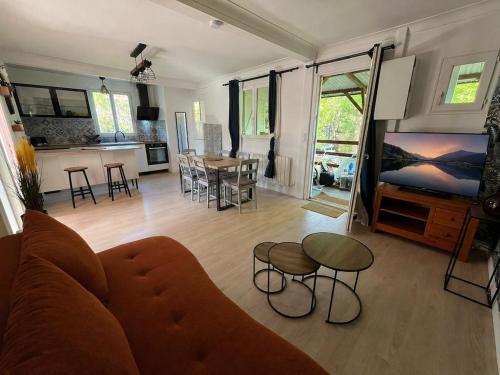 Chalet Standing de 55 m2 avec jardin clos, en bord de riviere, proche Disneyland, avec piscine et tr in Crecy-la-Chapelle