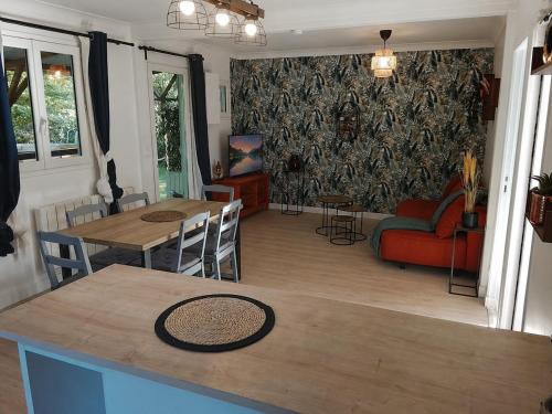 Chalet Standing de 55 m2 avec jardin clos, en bord de riviere, proche Disneyland, avec piscine et tr in Crecy-la-Chapelle