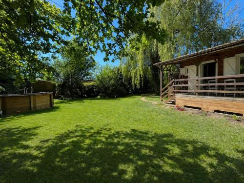 Jardín, Chalet Standing de 55 m2 avec jardin clos, en bord de riviere, proche Disneyland, avec piscine et tr in Crecy-la-Chapelle
