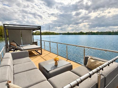 Hausboot TraumZeitBoot Jutta - exklusiver Festlieger in perfekter Lage am Scharmützelsee Bad Saarow in Bad Saarow, Deutschland