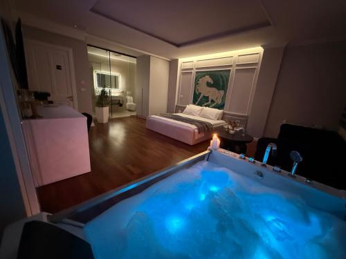 Lunarist Luxury Jacuzzi Suites - Prime Location Blloku Tirana, Тирана