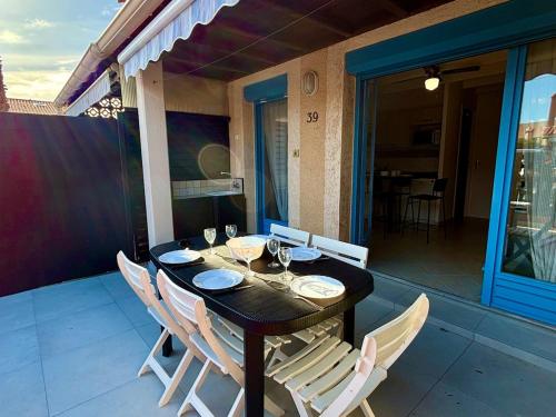 Beach house for 5 with air conditioning, parking & terrace