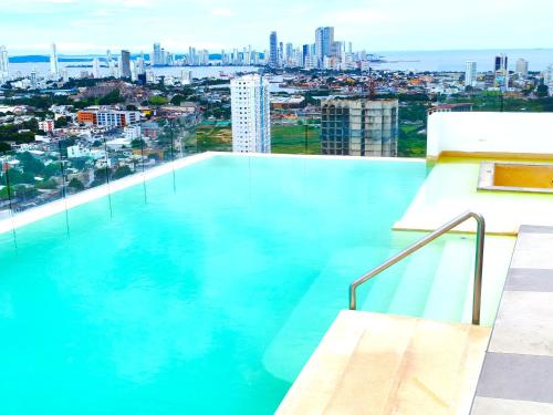 2BR 2BA con Balcon en L y Vista Abierta, Piscina 360 Piso 27, a Pasos del Mar y Murallas