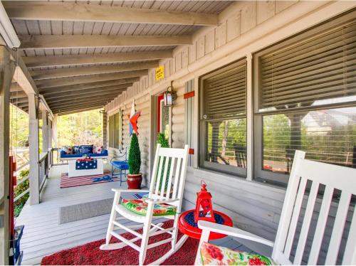 LJ's COZY GETAWAY - image 6