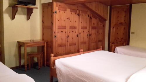 1 queen bed, 1 bunk bed