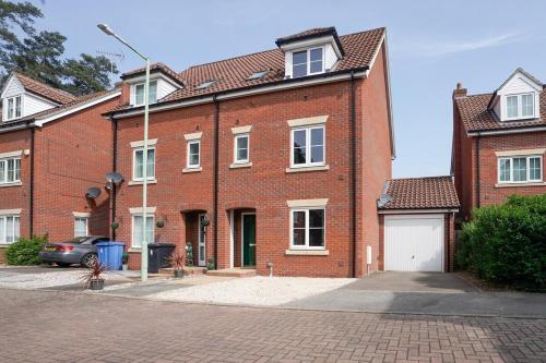 A szálláshely kívülről, Elegant 5BR - Free WiFi - Parking - Netflix - Family Friendly in Mildenhall