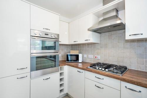 Konyha, Elegant 5BR - Free WiFi - Parking - Netflix - Family Friendly in Mildenhall