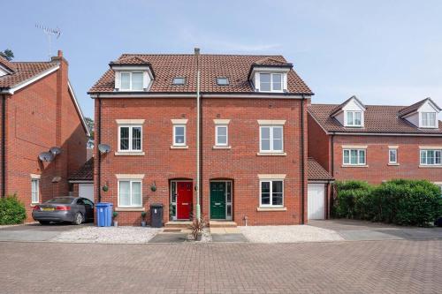 A szálláshely kívülről, Elegant 5BR - Free WiFi - Parking - Netflix - Family Friendly in Mildenhall