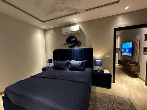 Aurum Signature Premium Apartments Gulberg Lahore - Pool Gym & Cinema - image 3