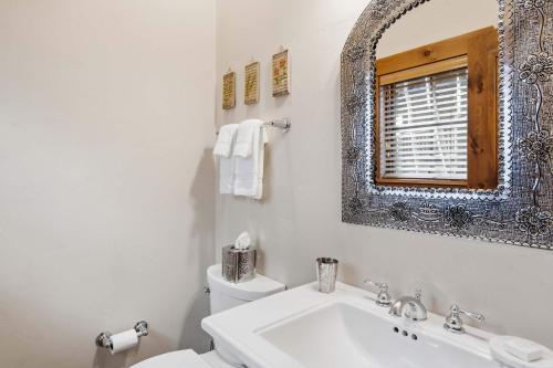 Quartermoon 1258 by East West Hospitality in Beaver Creek, USA