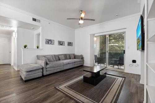 Spacious Luxury 3-bedroom Retreat Near Dallas Downtown - Group sleeps 7 - image 2