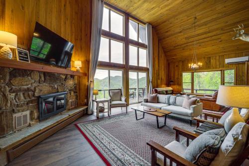 Stunning Views Burnsville Mountaintop Escape! in Burnsville, USA