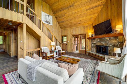 Stunning Views Burnsville Mountaintop Escape! in Burnsville, USA