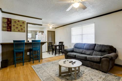 Walk to LSU Campus & Bars! Condo w/ Community Pool