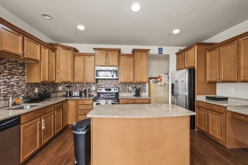 Large 7 bedroom sleeps 22 With Parking Near DC in Glenarden (MD)