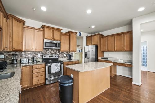 Large 7 bedroom sleeps 22 With Parking Near DC in Glenarden (MD)