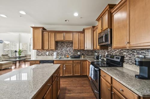 Large 7 bedroom sleeps 22 With Parking Near DC in Glenarden (MD)