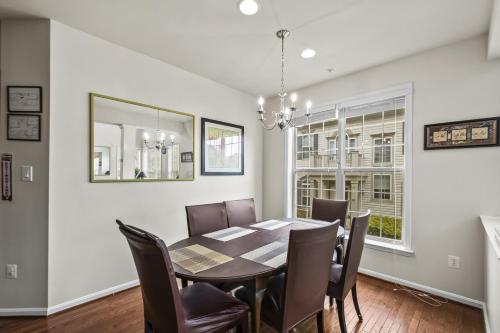 Large 7 bedroom sleeps 22 With Parking Near DC in Glenarden (MD)