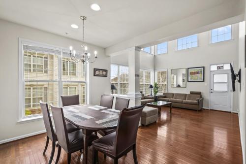Large 7 bedroom sleeps 22 With Parking Near DC in Glenarden (MD)