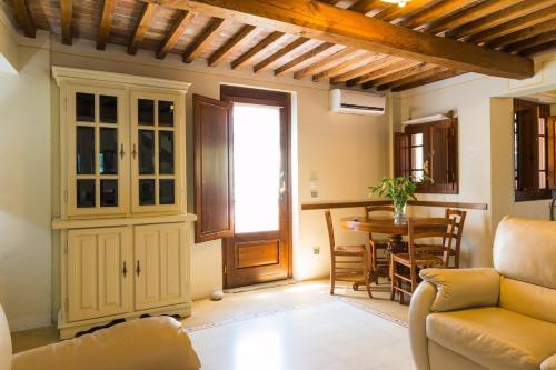 Pool & Relax Tuscan House with Panoramic View in Pieve a Nievole
