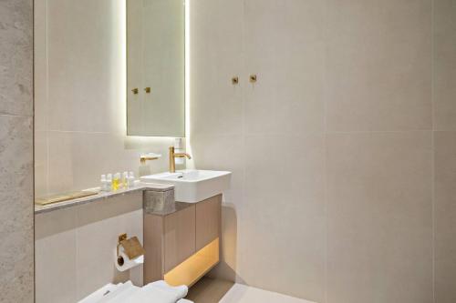 FIRST CLASS 1BR Iconic Design and Luxury Living - image 4