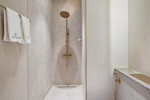 FIRST CLASS 1BR Iconic Design and Luxury Living - image 12