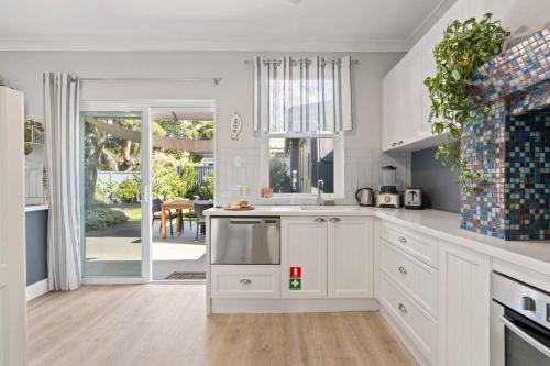 Charming Sans Souci Cottage with Garden and Verandah - image 9