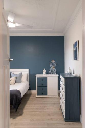 Charming Sans Souci Cottage with Garden and Verandah - image 5