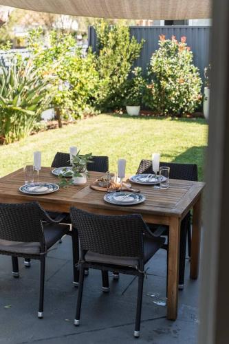 Charming Sans Souci Cottage with Garden and Verandah - image 12