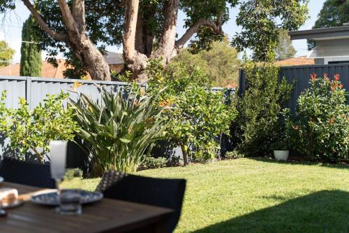 Charming Sans Souci Cottage with Garden and Verandah - image 10