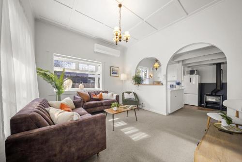 Cosy Bungalow - just mins walk to cafes and local amenities - Raglan