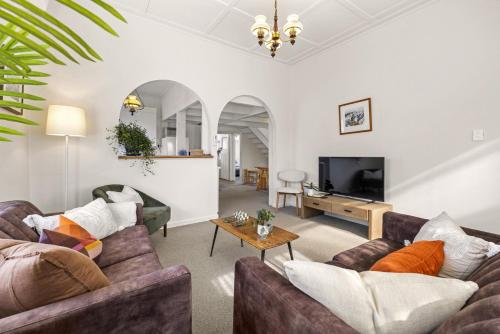 Cosy Bungalow - just mins walk to cafes and local amenities - Raglan
